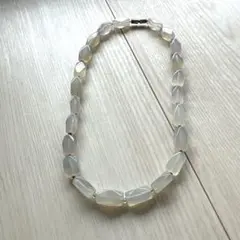 ホワイト多面体ビーズネックレス