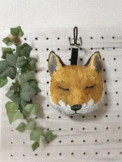 ハンドメイド　ドアップ　顔型ポーチ　フワフワぬいぐるみタイプ　お昼寝キツネちゃん