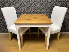木製ダイニングテーブルと白い椅子セット