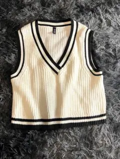 アイボリー/ブラック Vネックニットベスト