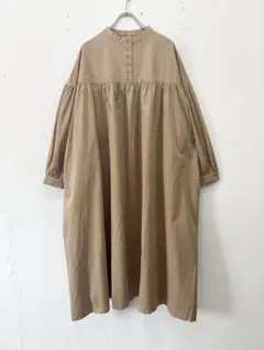 新品 Honnete ハーフスリーブ フリルカラー ワンピース ベージュ です