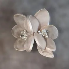 エレガントな花モチーフブローチ