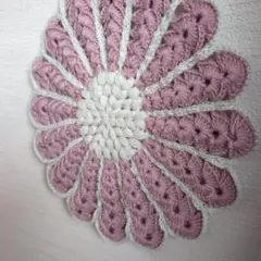 毛糸　ハンドメイド 花型 座布団 ピンク＆ホワイト