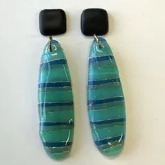 5791 ブラックカボションとブルーストライプチャームのピアス