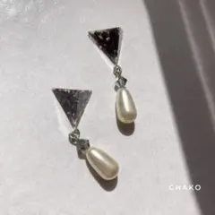 春夏秋冬　エレガントな三角クリスタルパールイヤリング・ピアス