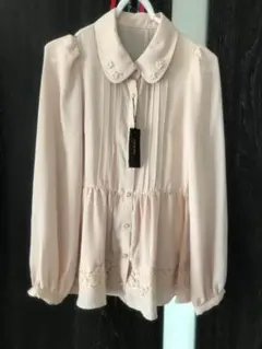 新品 タグ付き イング ブラウス ビジュー ピンクベージュ ペプラム　シャツ