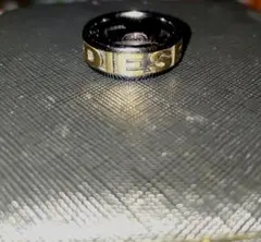 DIESEL ロゴ入りリング ブラック/ゴールド