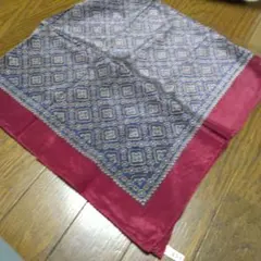 幾何学模様の赤青スカーフ