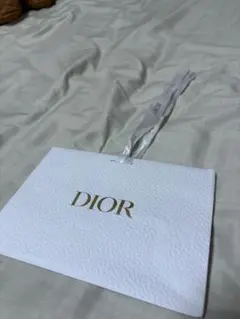 Dior ホワイトレザー調タグ