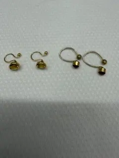 ゴールド フックタイプイヤリング 赤ストーン