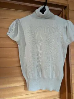 ライトグレー パフスリーブ タートルネックニット