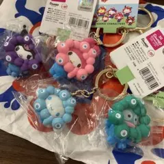 ハローキティ　サンリオ　ミャクミャク　立体マスコットカラー　４点セット