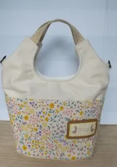 やわらかラウンドバッグ(きなり×小花)刺繍入りハンドメイド