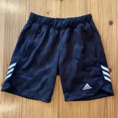 adidas アディダス　黒　ハーフパンツ　150