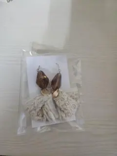 ハンドメイド ピアス クリーム色 ブラウン