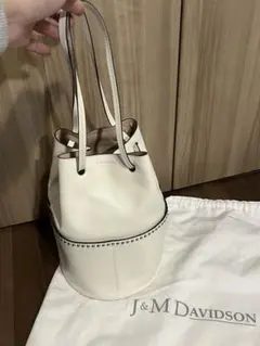 ✨美品✨J&M DAVIDSON　ミニデイジー　バゲットバッグ　スタッズ　白 ✨美品✨J&M DAVIDSON ミニデイジー バゲットバッグ スタッズ 白