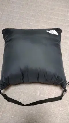 THE NORTH FACE リバーシブルクッション 黒のサムネイル