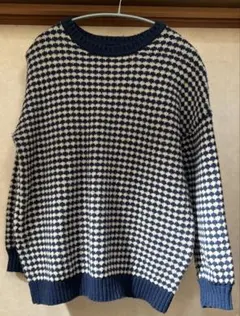 ネイビーとアイボリーのチェック柄ニットセーター