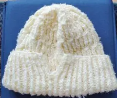 クリーム色 変わり糸で編んだ ニットビーニー 帽子 だいぶ大きいです❗️