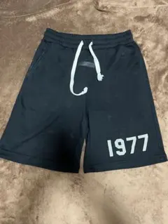 ESSENTIALS 1977プリント 黒ショートパンツM