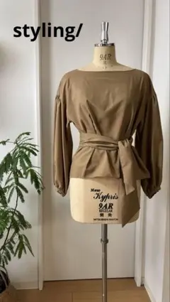 値下げ。‼️ styling ベージュ Vネックブラウス ウエストリボン付きのサムネイル