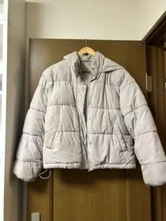 フード付きライトグレーキルティングダウンジャケット
