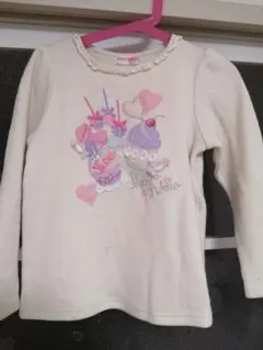 メゾピアノ　カップケーキ刺繍の長袖トップス