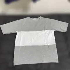 グレーとホワイトのボーダーTシャツ