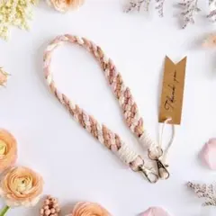 四つ編みのカラフルなスマホハンドストラップ ピンク　ベージュ /178