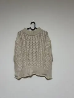 ベージュ ケーブルニット