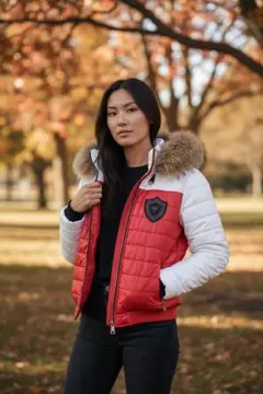 ファー付き赤と白のダウンジャケット