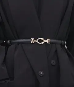 黒のレザーベルト ゴールドバックル付き