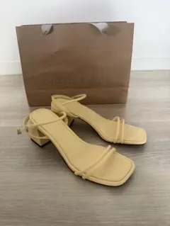 新品・未使用 CHARLES & KEITH ストラップサンダル イエローのサムネイル
