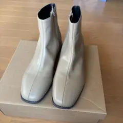 ベージュ ジッパー付き 合成皮革ブーティ