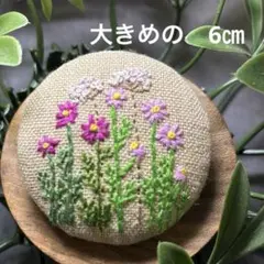 85 花刺繍ブローチ ベージュコットン生地　　コスモス