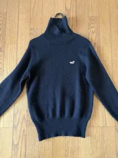 黒のタートルネックセーター