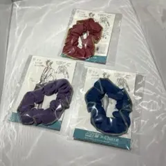 Chacottユーリ!!! on ICE 缶バッチ&衣裳生地巾着セットとシュシュ MAPPA展 ユーリ‼︎! on ice 衣装生地巾着&缶バッジミラーセット