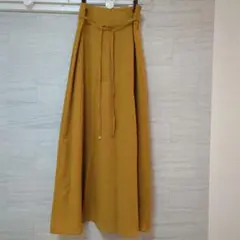 【ナチュラルビューティーベーシック】マスタード色 ウエストリボン ロングスカート