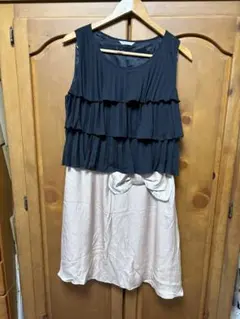 ローズティアラ　　42 フリルノースリーブワンピース（黒×ベージュ）