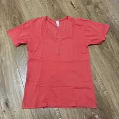 赤 Vネック Tシャツ 目立つ汚れあり