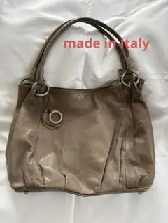 レザー ショルダーバッグ　トートバッグ　ハンドバッグ チャーム付き　イタリア製