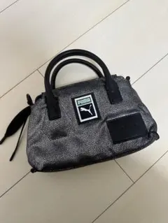PUMA シルバー ハンドバッグ