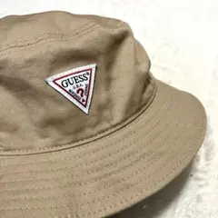 GUESS ベージュ バケットハット