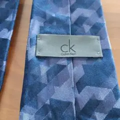 美品　Calvin Klein ネクタイ ブルー 幾何学模様のサムネイル