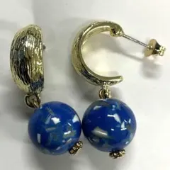 5720 シェルいりブルー石とゴールドフーブのピアス