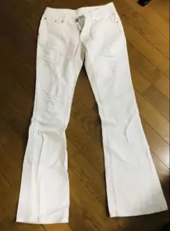 ホワイト ダメージ加工 ブーツカットデニム