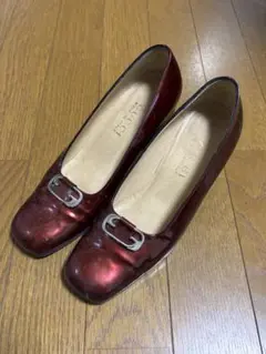 GUCCI 赤 エナメル パンプス バックル付き