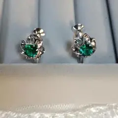 エメラルド風花形イヤリング