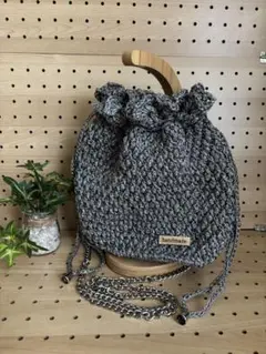 シルバーの巾着型ショルダーバッグ　チェーンストラップ