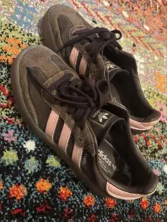 adidas ダークブラウン ピンク スニーカー